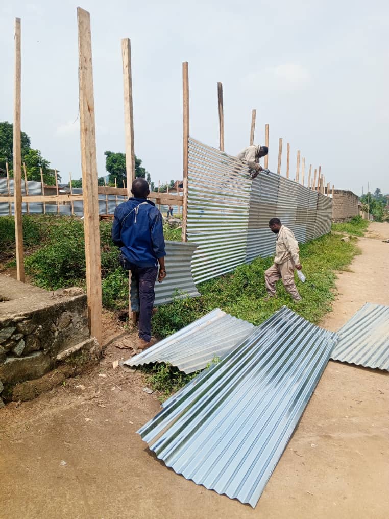 Travaux de construction d'un poulailler moderne à Beni